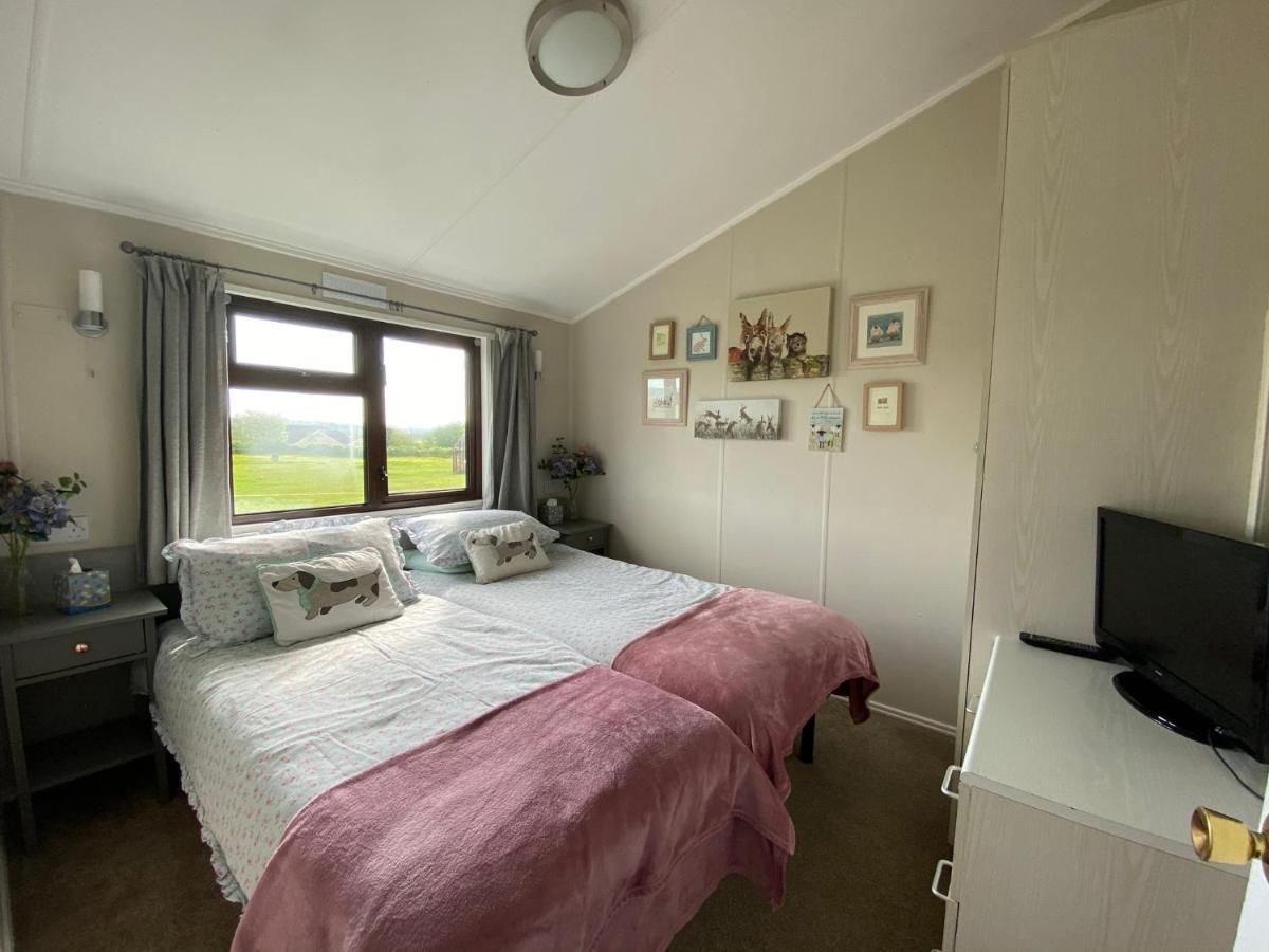 Rew Farm Country & Equestrian Accommodation - Sunrise Lodge 멜크샘 외부 사진