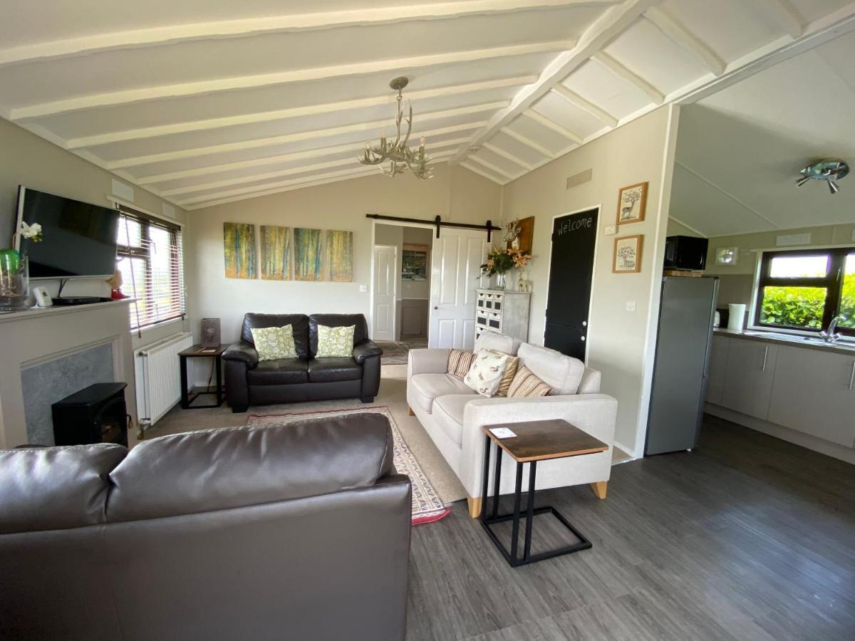 Rew Farm Country & Equestrian Accommodation - Sunrise Lodge 멜크샘 외부 사진