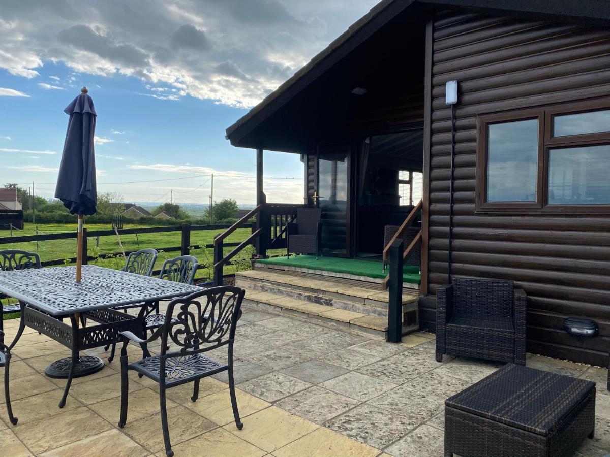 Rew Farm Country & Equestrian Accommodation - Sunrise Lodge 멜크샘 외부 사진