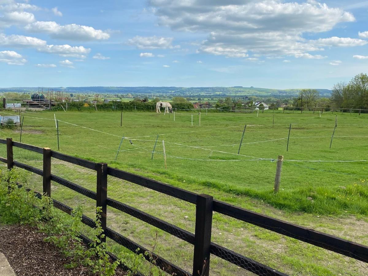 Rew Farm Country & Equestrian Accommodation - Sunrise Lodge 멜크샘 외부 사진