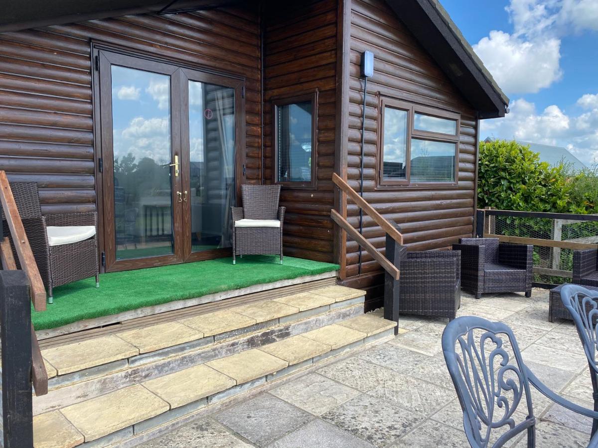 Rew Farm Country & Equestrian Accommodation - Sunrise Lodge 멜크샘 외부 사진