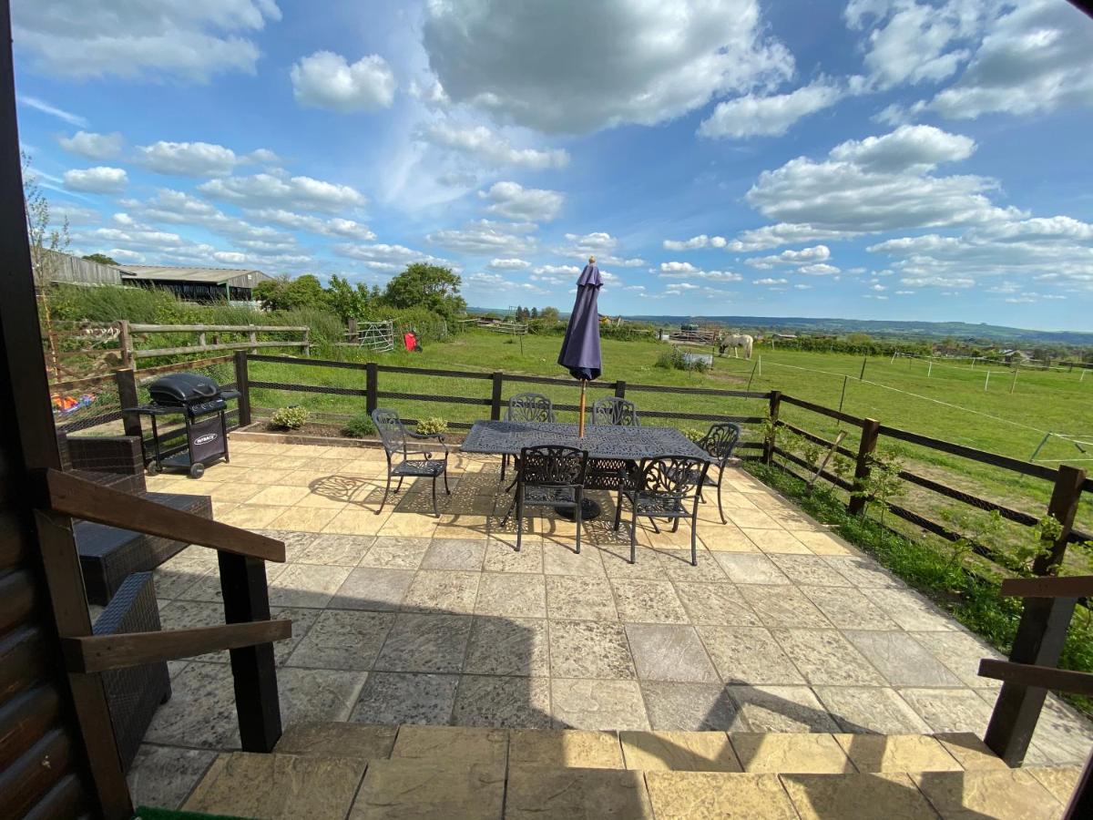 Rew Farm Country & Equestrian Accommodation - Sunrise Lodge 멜크샘 외부 사진