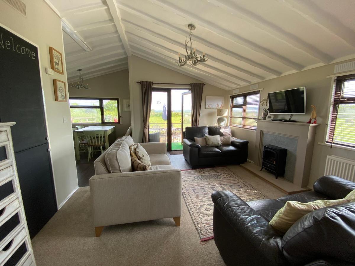 Rew Farm Country & Equestrian Accommodation - Sunrise Lodge 멜크샘 외부 사진
