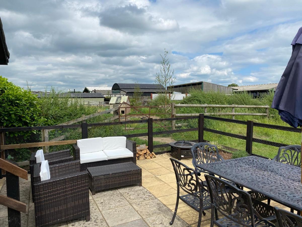 Rew Farm Country & Equestrian Accommodation - Sunrise Lodge 멜크샘 외부 사진