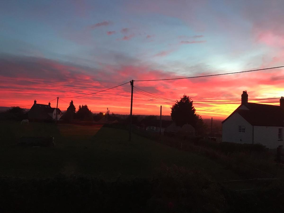 Rew Farm Country & Equestrian Accommodation - Sunrise Lodge 멜크샘 외부 사진