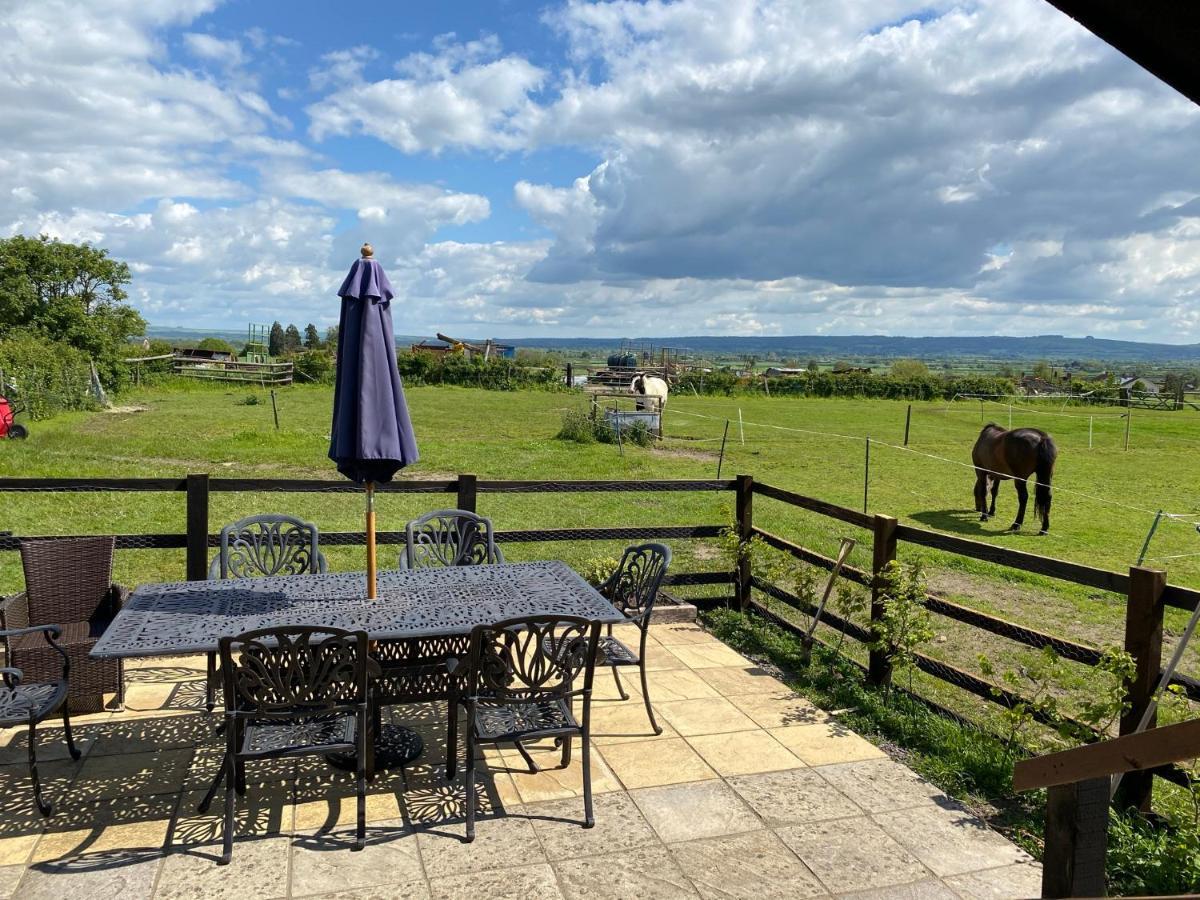 Rew Farm Country & Equestrian Accommodation - Sunrise Lodge 멜크샘 외부 사진