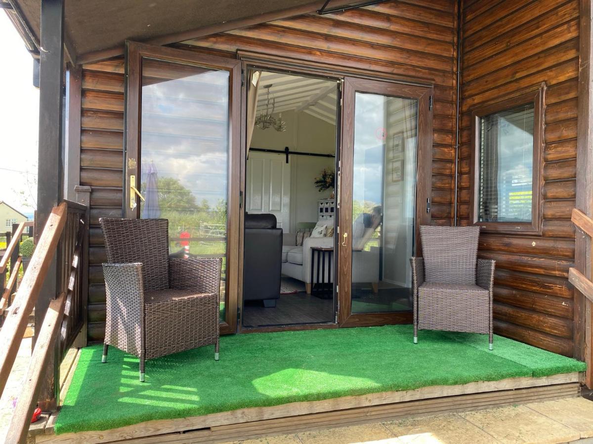 Rew Farm Country & Equestrian Accommodation - Sunrise Lodge 멜크샘 외부 사진
