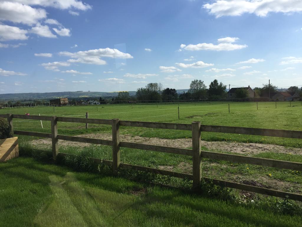 Rew Farm Country & Equestrian Accommodation - Sunrise Lodge 멜크샘 외부 사진