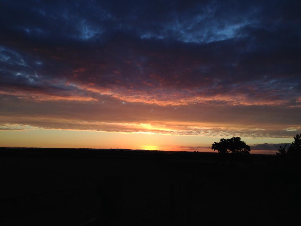 Rew Farm Country & Equestrian Accommodation - Sunrise Lodge 멜크샘 외부 사진