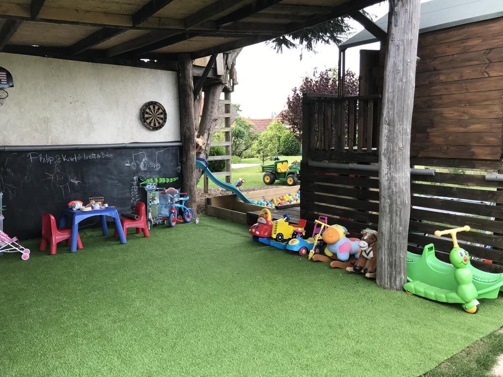 Rew Farm Country & Equestrian Accommodation - Sunrise Lodge 멜크샘 외부 사진